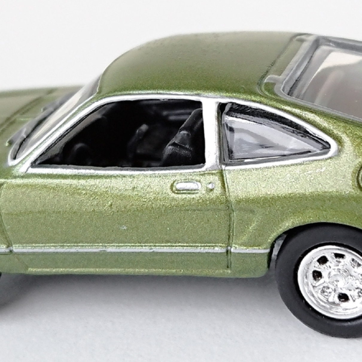 1977 Ford Mustang Motor Max Olivgrön