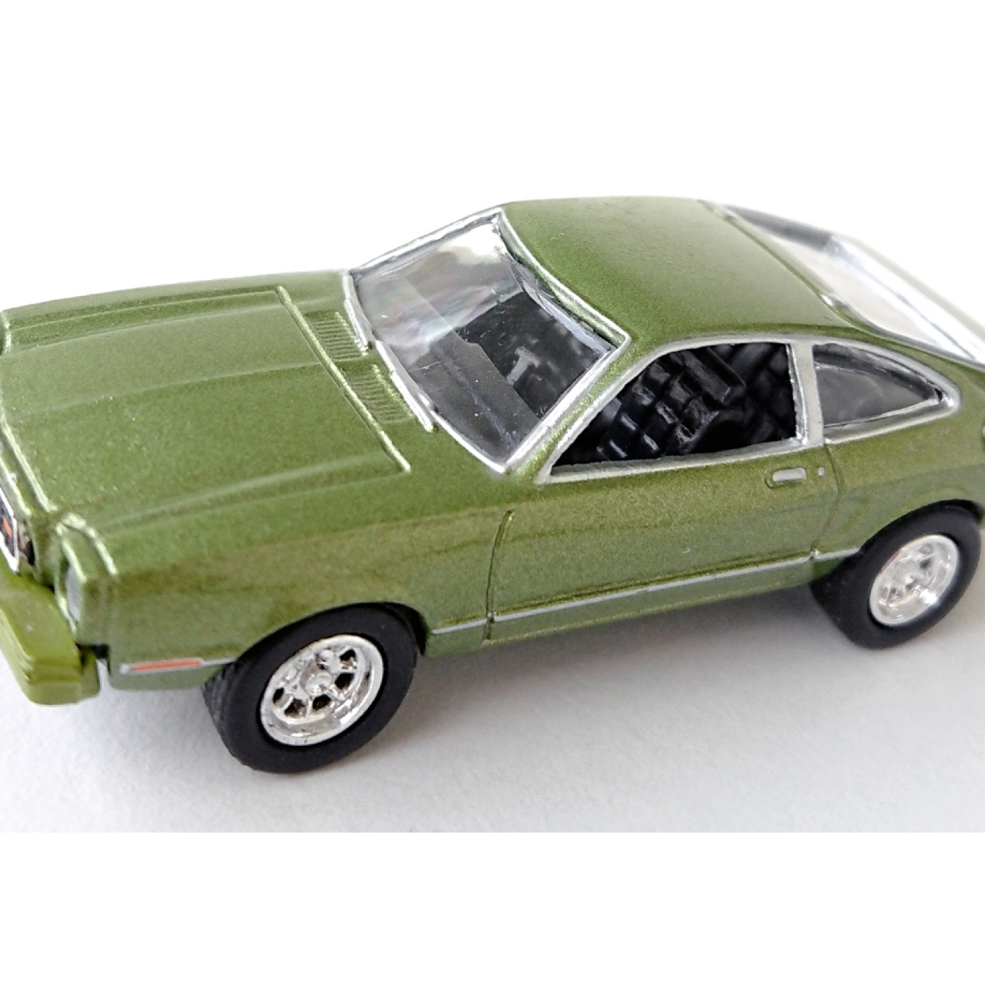 1977 Ford Mustang Motor Max Olivgrön